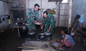 Di Balik Pembangunan TMMD, Prajurit Kodim 0808/Blitar Ikut Menyatu di Dapur Warga