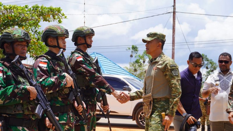 Pangkogabwilhan III Kunjungi Prajurit dan Warga di Mappi, Serahkan Bantuan Pendidikan dan Sembako