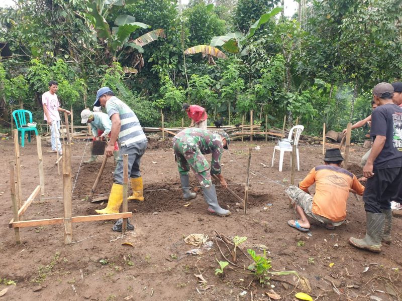 Babinsa Wlingi Bantu Warga Bangun Rumah Layak Huni, Gotong Royong Hidup Kembali