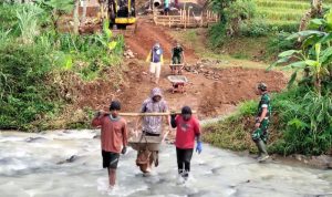 TNI dan Warga Percepat Pembangunan Jembatan Gantung di Wonogiri