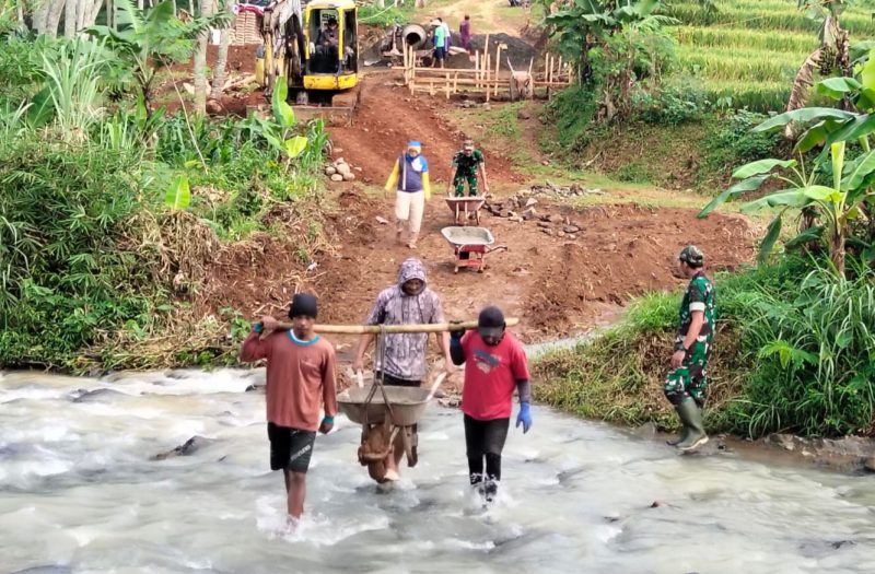 TNI dan Warga Percepat Pembangunan Jembatan Gantung di Wonogiri