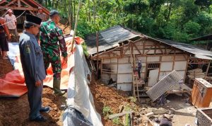 Longsor Terjang Rumah Warga di Pule Trenggalek, Aparat dan Warga Bergerak Cepat Evakuasi