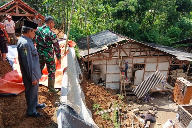 Longsor Terjang Rumah Warga di Pule Trenggalek, Aparat dan Warga Bergerak Cepat Evakuasi