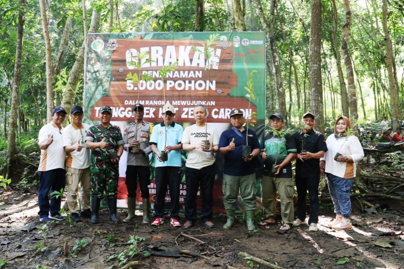 TNI Tanam 5.000 Pohon di Trenggalek, Perkuat Langkah Menuju Nol Emisi 2045