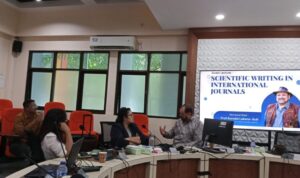 Profesor AS di FISIP UNAIR: Riset Hebat Tak Akan Dibaca Jika Tulisan Terlalu Rumit!