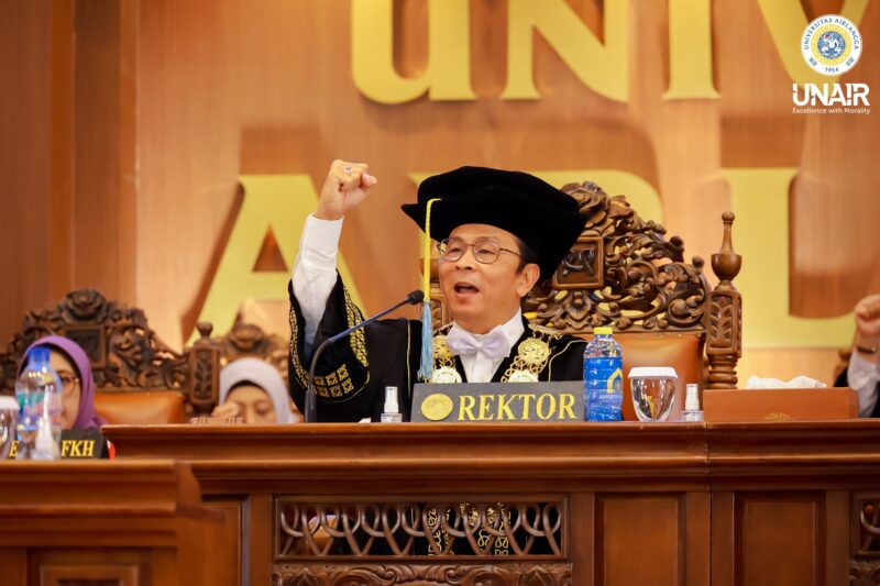 UNAIR Tembus Peringkat 276 Dunia, Rektor Titip Etika bagi 980 Lulusan Dalam Momen Wisuda