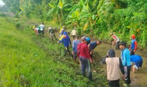 Jelang Musim Hujan, Warga Pandean dan Babinsa Bersihkan Sungai untuk Cegah Banjir