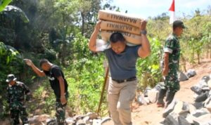 Aksi 'Samson Ponorogo' Angkut Tiga Sak Semen Sekaligus Warnai TMMD di Desa Bulu Lor