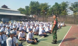 Babinsa Jebres Dorong Pelajar Cinta Tanah Air dan Warga Peduli Lingkungan
