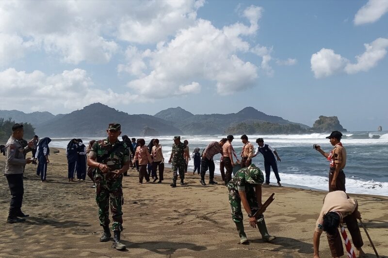 Koramil 0806-11/Panggul Gelar Karya Bakti Peduli Sampah di Pantai Kili-Kili, Ini Alasannya