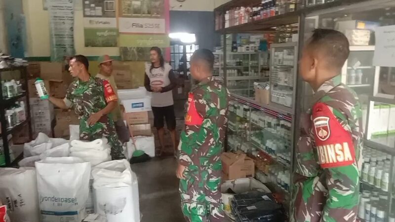 Babinsa Plupuh Cek Stok Pupuk, Ternyata Ini Tujuannya