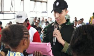 Tanamkan Semangat Bela Negara, Satgas Yonif 764/IB Bekali Pelajar Maybrat dan Bagikan Ini