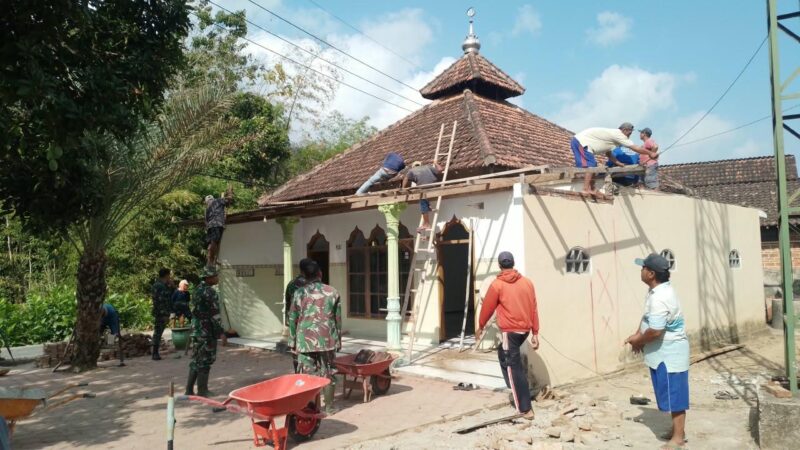 Pra TMMD ke-130, Kodim 0807/Tulungagung Bersama Warga Mulai Bongkar Mushola Darurohman