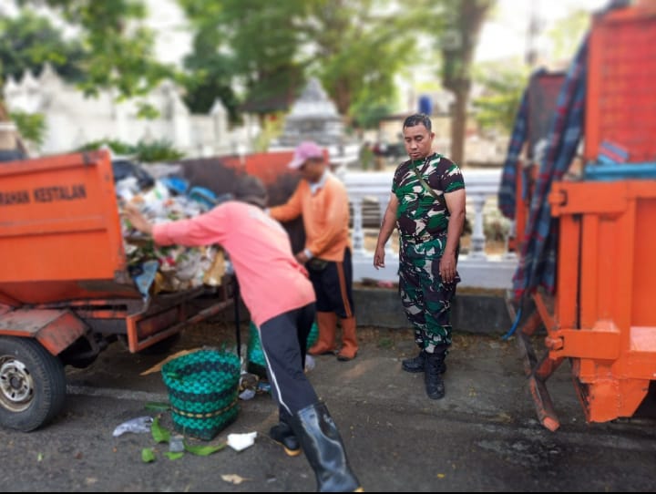 Dukung Program Pemkot Surakarta, Babinsa Kestalan Turun Langsung Bantu Pilah Sampah Bersama Tim Saberling