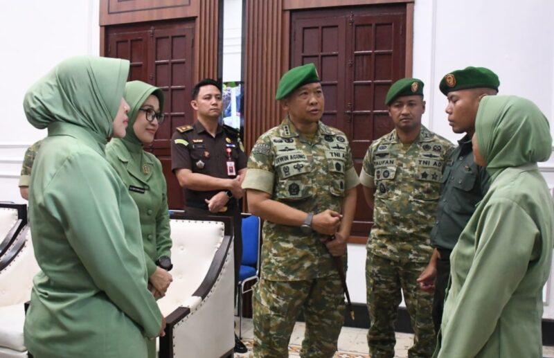 Danrem Erwin dan Ketua Persit Beri Perhatian Khusus kepada Anggota yang Sakit Menahun
