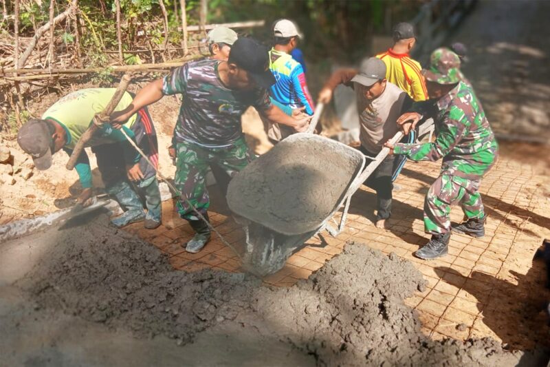 Kodim 0806/Trenggalek Bangun Jalan Beton di Tegaren Dalam Karya Bakti TNI